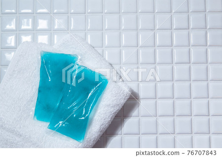 Two ice packs and ice packs that cool food and body. Two ice packs and ice packs that cool food and body. 76707843