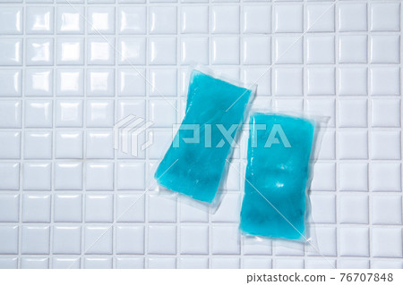 Two ice packs and ice packs that cool food and body. 76707848