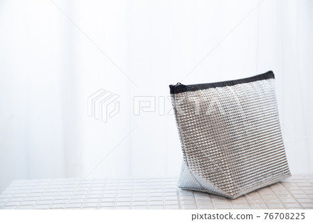 A cold / warm bag for storing lunch boxes. Cooler bag, lunch bag, ice pack. 76708225