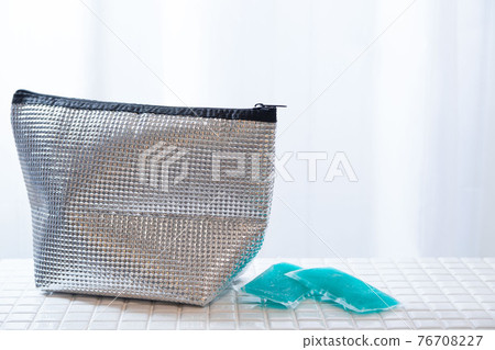 A cold / warm bag for storing lunch boxes. Cooler bag, lunch bag, ice pack. 76708227