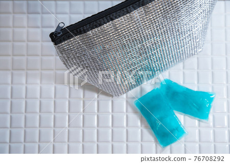 A cold / warm bag for storing lunch boxes. Cooler bag, lunch bag, ice pack. 76708292