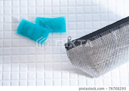 A cold / warm bag for storing lunch boxes. Cooler bag, lunch bag, ice pack. 76708293