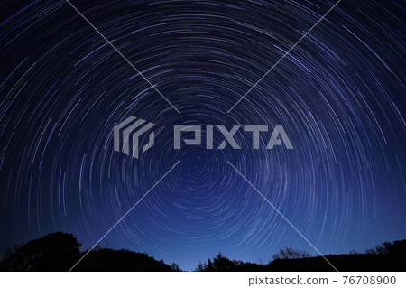 環繞星空的北方天空 76708900