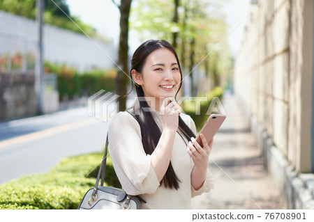 校園前有智能手機的大學生 76708901