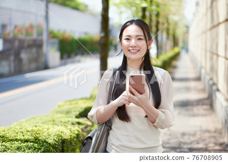 校園前有智能手機的大學生 校園前有智能手機的大學生 76708905