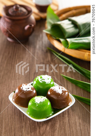 Kuih kosui, traditional Malaysian Nyonya sweet dessert cake. It is best eaten with freshly grated coconut. 76709845