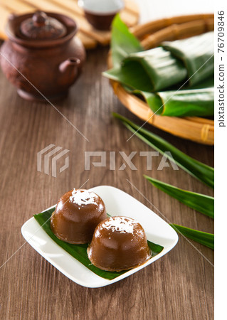 Kuih kosui, traditional Malaysian Nyonya sweet dessert cake. It is best eaten with freshly grated coconut. 76709846