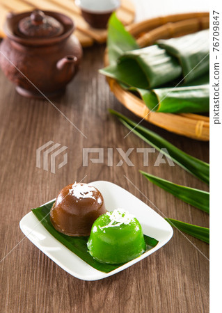 Kuih kosui, traditional Malaysian Nyonya sweet dessert cake. It is best eaten with freshly grated coconut. 76709847