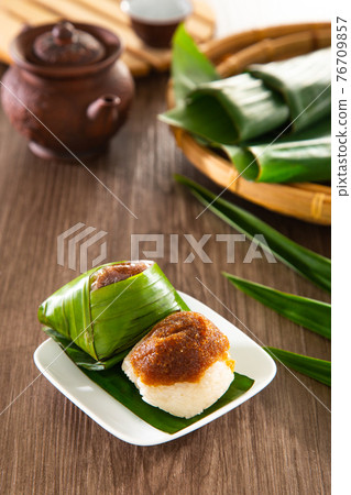 Kuih Pulut inti, traditional Malaysian Nyonya sweet dessert. It is made of steamed glutinous rice with coconut milk and eaten with coconut filling. 76709857