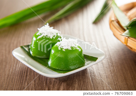 Kuih kosui, traditional Malaysian Nyonya sweet dessert cake. It is best eaten with freshly grated coconut. Kuih kosui, traditional Malaysian Nyonya sweet dessert cake. It is best eaten with freshly grated coconut. 76709863