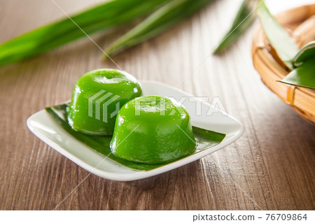 Kuih kosui, traditional Malaysian Nyonya sweet dessert cake. It is best eaten with freshly grated coconut. 76709864