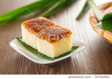 Kuih Bingka Ubi, traditional Malaysian Nyonya dessert sweet cake. Kuih Bingka Ubi, traditional Malaysian Nyonya dessert sweet cake. 76709869