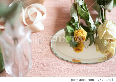 幹玫瑰花、鏡子和絲帶 76709891