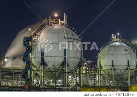[川濱市浮島町京濱工業區，煉油廠和氣罐廠的夜景] 76711879