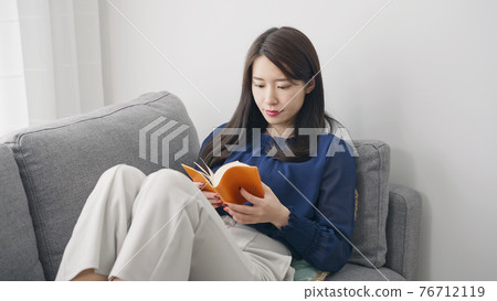 一個女人讀 一個女人讀 76712119