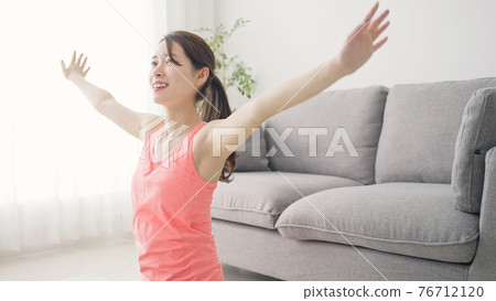 在客廳鍛煉的女人 在客廳鍛煉的女人 76712120