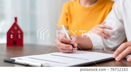 Couples signed a contract to buy a house from the broker. 76712183