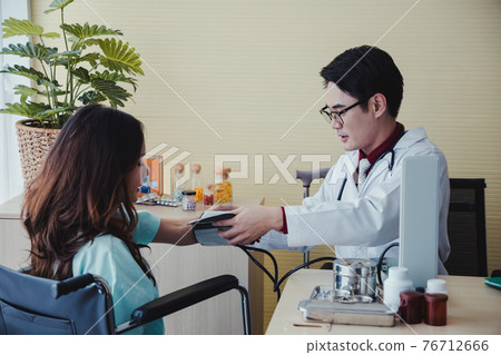 Doctor measured the pressure for the woman. 76712666