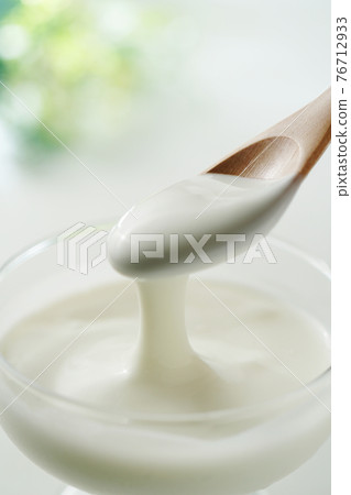 用勺子喝酸奶 76712933