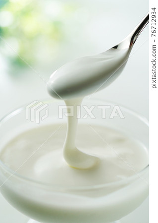 用勺子喝酸奶 用勺子喝酸奶 76712934