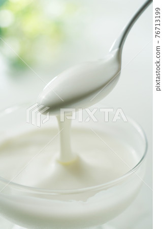 用勺子喝酸奶 用勺子喝酸奶 76713199