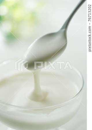 用勺子喝酸奶 用勺子喝酸奶 76713202
