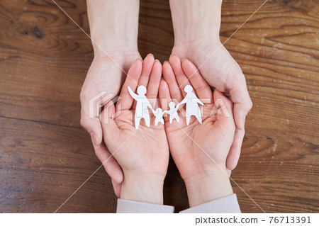 Asian men and women thinking about their families 76713391