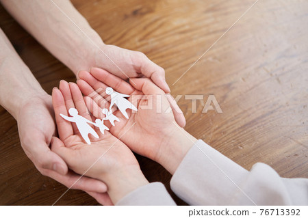 Asian men and women thinking about their families Asian men and women thinking about their families 76713392