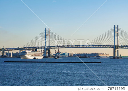 Kanagawa Prefecture / Passenger ship passing through Yokohama Bay Bridge and entering Yokohama Port Osanbashi International Passenger Ship Terminal 76713395