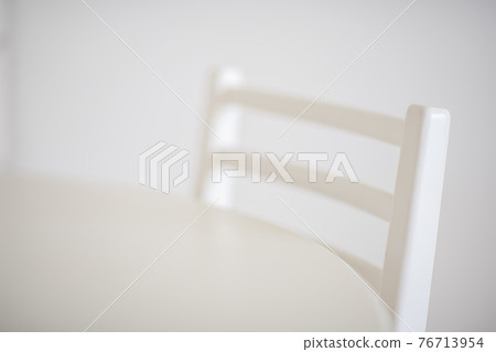 白色簡單的椅子和桌子 白色簡單的椅子和桌子 76713954
