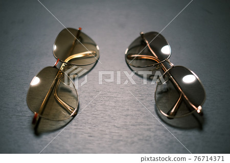 Showa-style sunglasses (2) (face-to-face) 01 Showa-style sunglasses (2) (face-to-face) 01 76714371