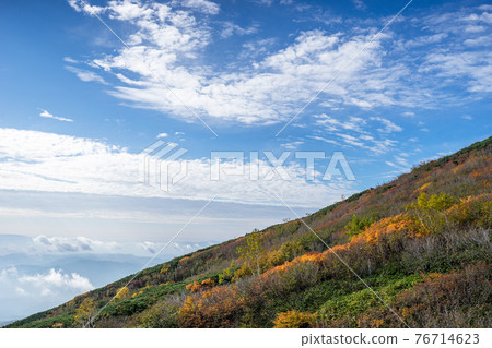 登上秋色的御嶽山（日本-長野-木曾） 76714623