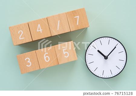 一天 24 小時,一年 365 天 | 帶有“24/7 365”字樣的積木和時鐘 一天 24 小時,一年 365 天 | 帶有“24/7 365”字樣的積木和時鐘 76715128