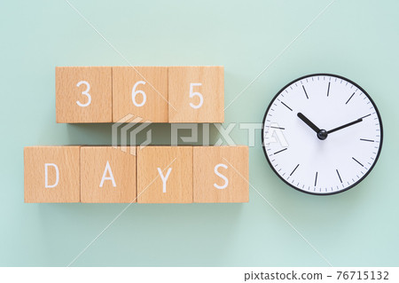 365 天 | 標有“365 DAYS”的積木和時鐘 76715132