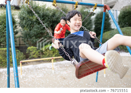 可愛的小學生在公園玩耍 76715551