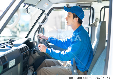 送貨人員開車 76715965