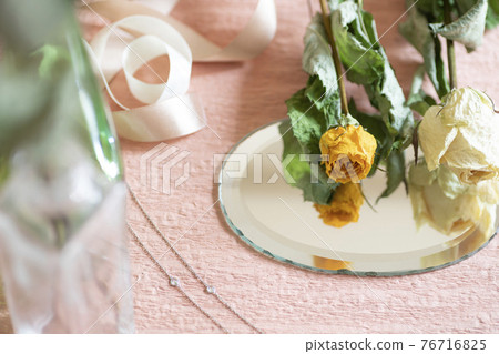 幹玫瑰花和項鍊 幹玫瑰花和項鍊 76716825
