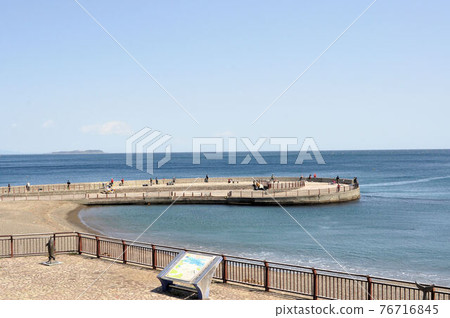 Kawana or beach embankment 76716845