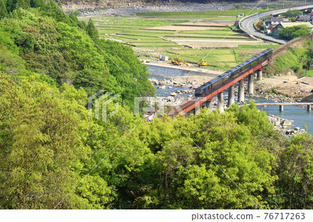 新鮮的綠色九大本線和JR九州的豪華遊輪“九州娜娜之星” 76717263