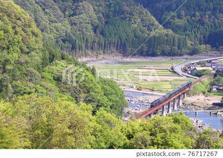 Fresh green Kyudai Main Line and JR Kyushu's luxury cruise train "Nana Star in Kyushu" Fresh green Kyudai Main Line and JR Kyushu's luxury cruise train "Nana Star in Kyushu" 76717267