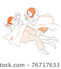兩個女孩躺在床上看智能手機 76717633