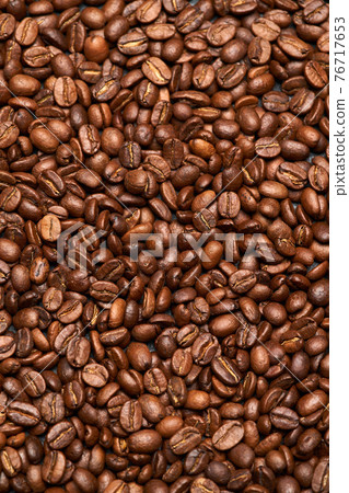 Background or texture made of roasted brown coffee beans Background or texture made of roasted brown coffee beans 76717653