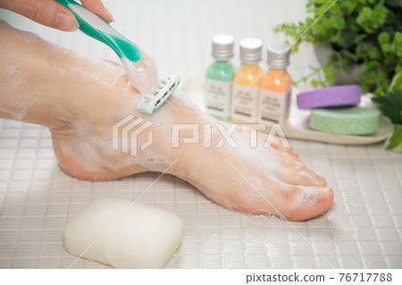 在浴室裡用剃須刀脫毛 在浴室裡用剃須刀脫毛 76717788