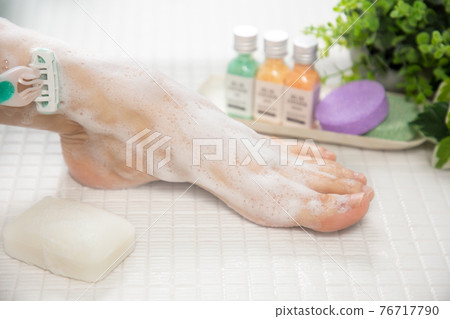 Shaving waste hair with a shaver 76717790