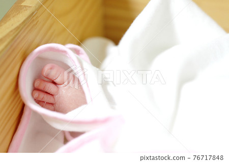 Foot of newborn 76717848