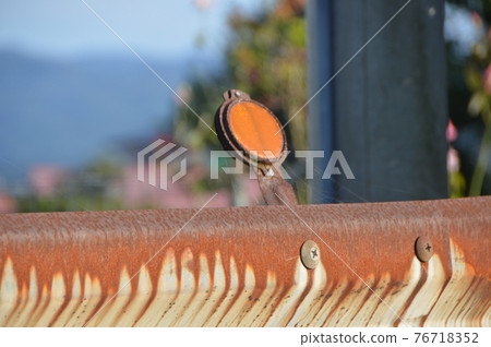 因海風而生鏽的護欄（佐渡島/新潟縣佐渡市） 76718352