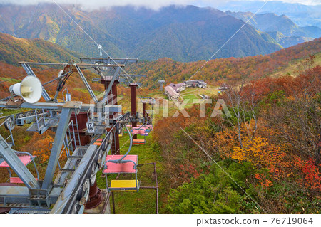 秋天的群馬縣谷川岳天神平站（天神平纜車） 從展望台眺望谷川岳纜車天神平站的方向 76719064