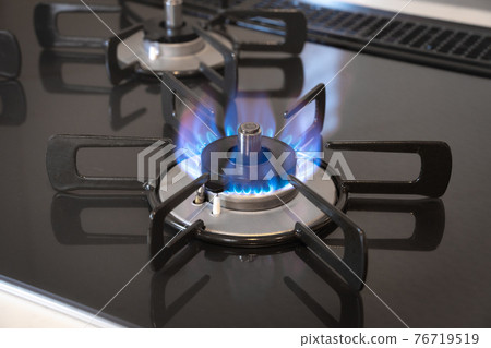 Fire at the stove 76719519