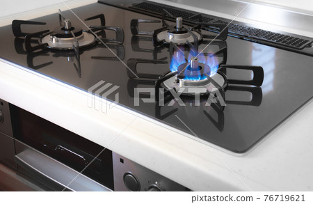 Fire at the stove 76719621