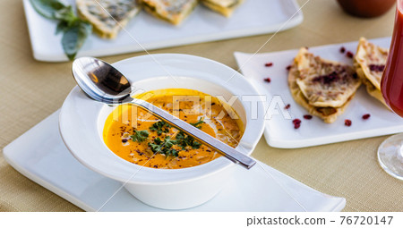 Tasty tomato soup close up Tasty tomato soup close up 76720147